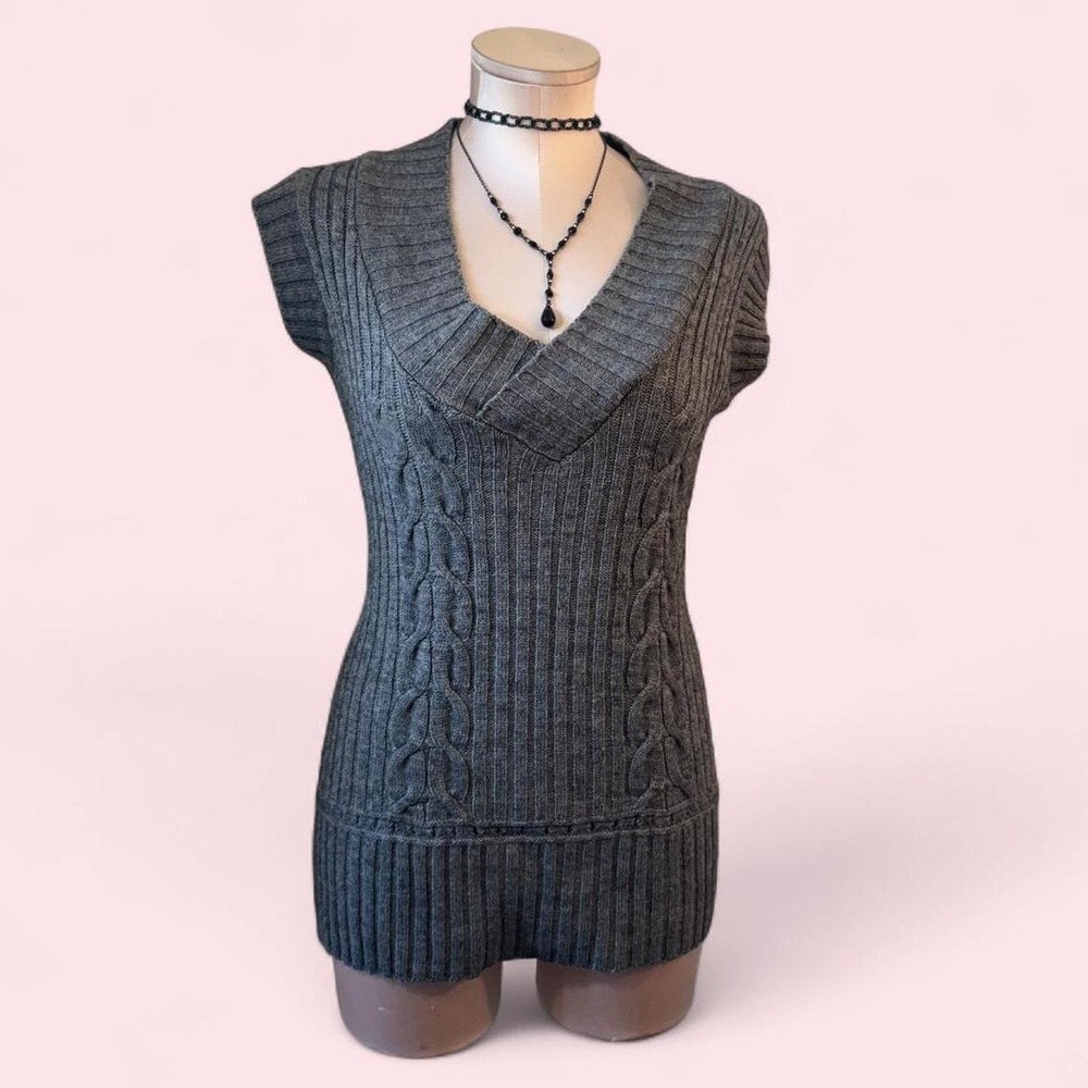 Vintage Cache grey cable knit sweater top with a deep V-neck